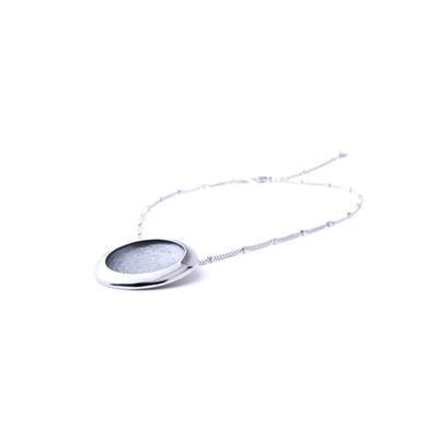 Collier en fine chaîne métallique/résine Quantha